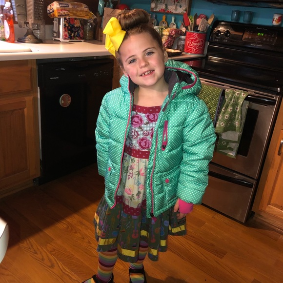 Meet your Posher, Nichole - Picture 3 of 8